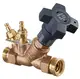 Brass Valve von Oventrop mit einem Kreuzgriff und Steckkupplungen, ausgestattet mit Klemmringanschlüssen. Sichtbare Beschriftungen und Anschlussstellen in Standardgröße.